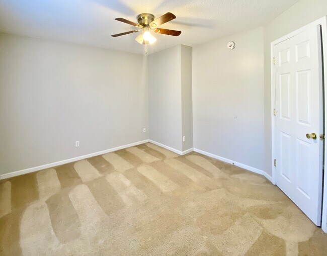 Building Photo - 425 Ridgehill Dr