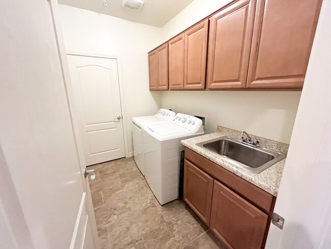 Building Photo - 3Bed/2.5Bath Townhouse at the 303 amd the ...