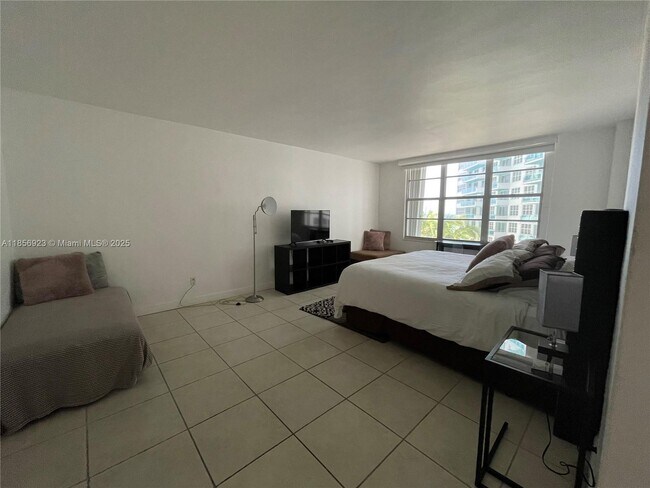 Building Photo - 5151 Collins Ave