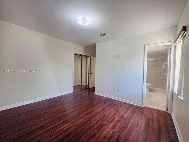 Building Photo - 311 SW 49th Ave