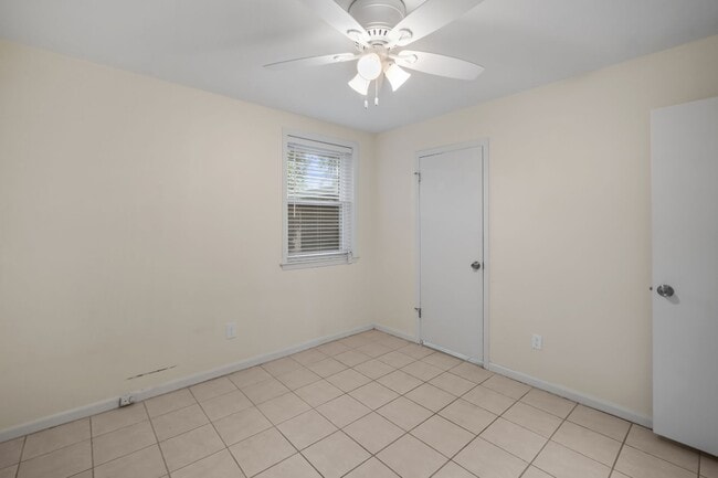 Building Photo - 527 Red Oak Rd