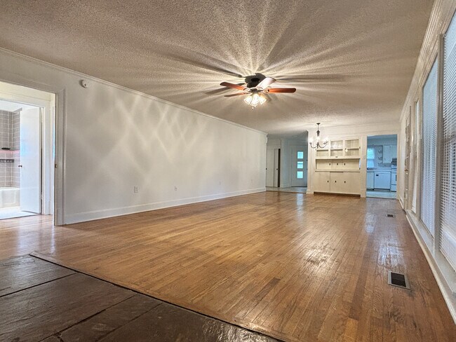 Building Photo - 1301 Richland Pl