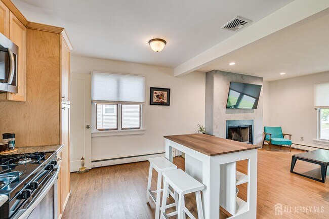 Building Photo - 1331 Sunset Ave