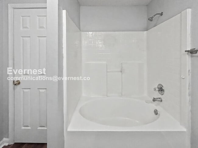 Building Photo - Spacious Home with Garage and Modern Features