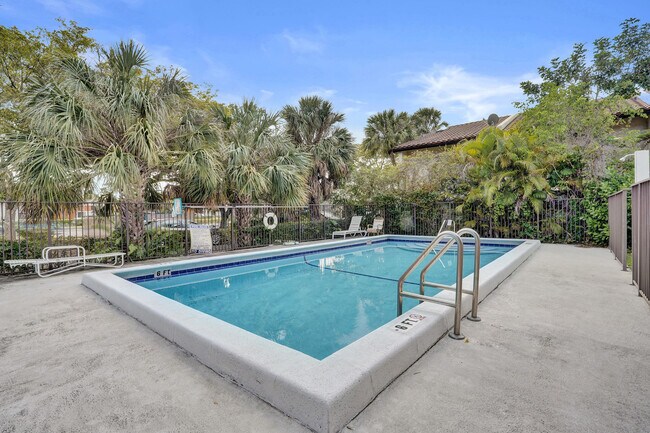 Building Photo - 10585 Royal Palm Blvd