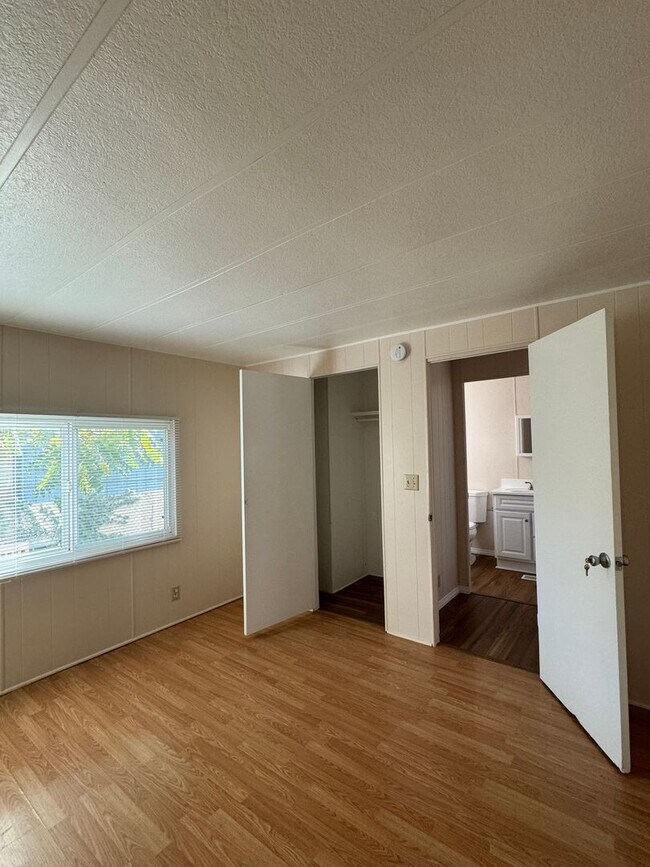 Building Photo - Beautiful rehabbed manufacture home in Lak...