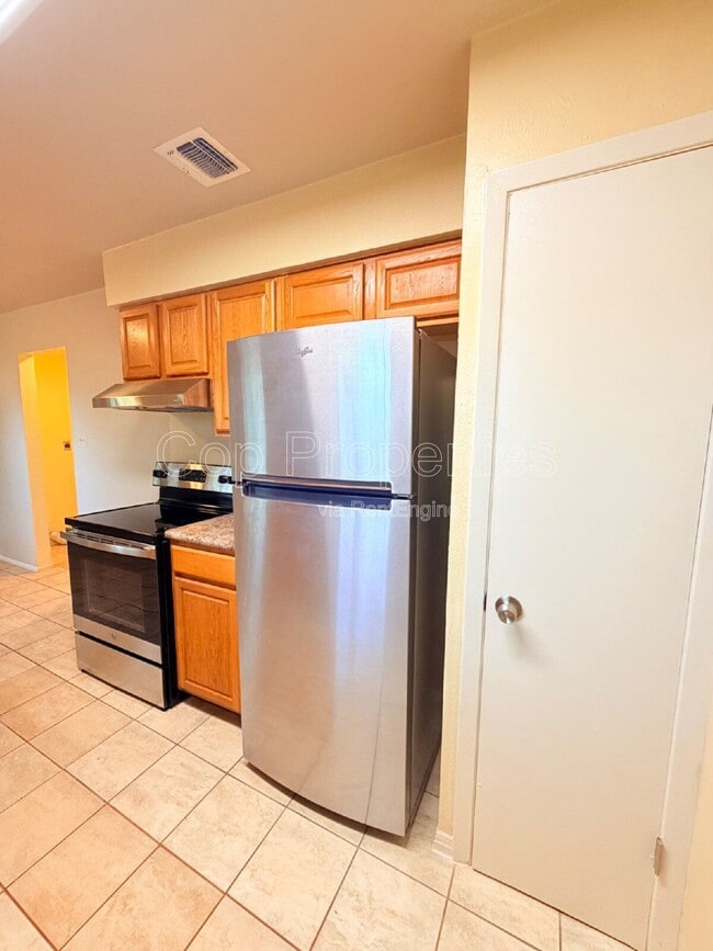 Building Photo - 9319 Cliff Point Dr