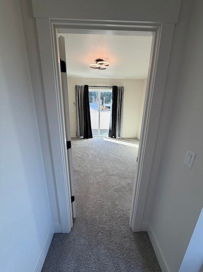 Building Photo - Modern Living Duplex in Keizer