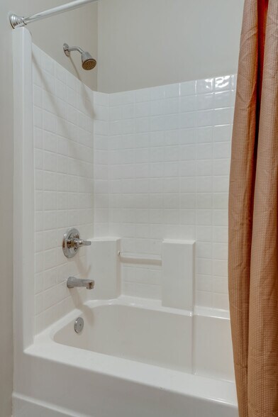 Building Photo - 618 Springlake Dr