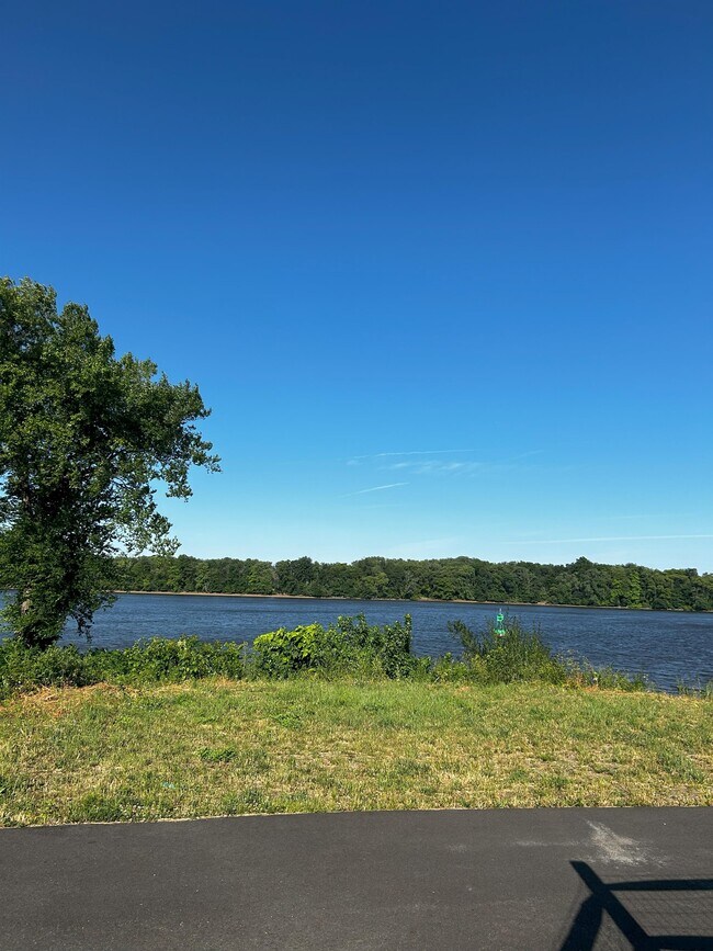 Building Photo - 16760 River View Cir