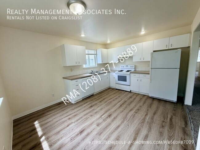 Building Photo - 825 N White Barn Rd