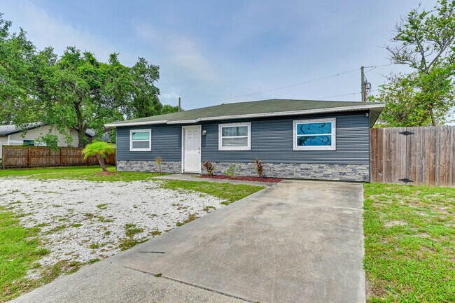 Building Photo - 1555 N Tuttle Ave