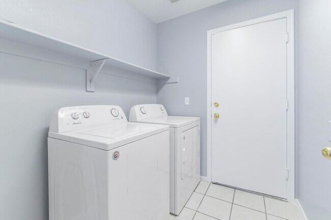 Building Photo - 1900 square foot home, 4 bedrooms 2 baths