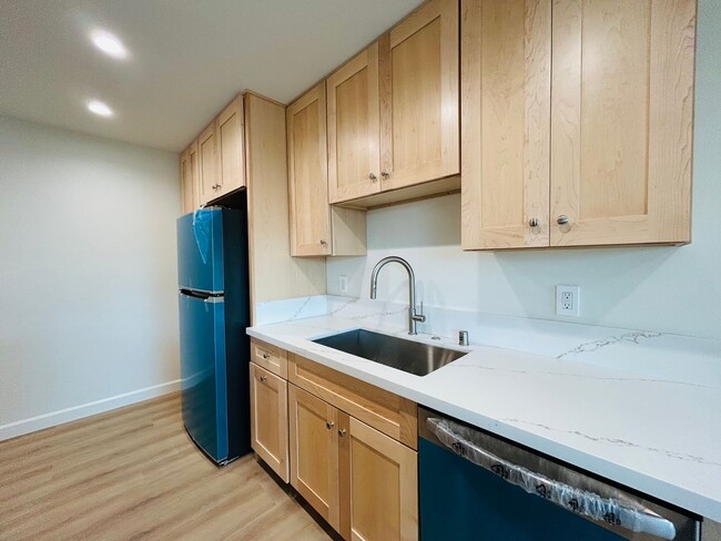 Building Photo - Newly Renovated Top Floor Two Bedroom Two ...