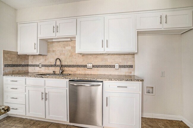 Building Photo - This charming 3-bedroom, 2-bathroom single...