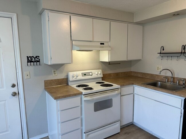 Building Photo - Updated 2 bed 1 bath dulpex in Springfield!