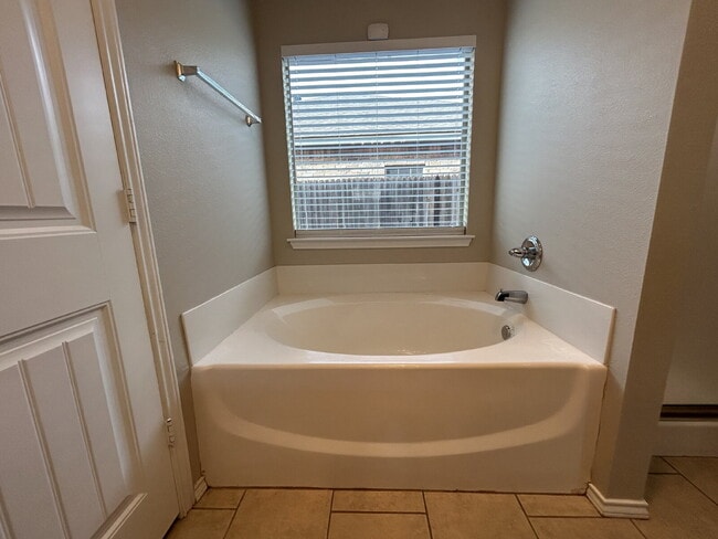 Building Photo - Large Two Story 5 Bedroom Home in Frenship Schools!