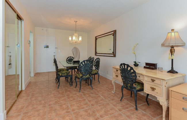 Building Photo - 405 N Ocean Blvd
