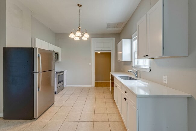 Building Photo - Charming 4-Bed Home Minutes from Downtown ...