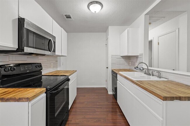 Building Photo - 1015 E Yager Ln