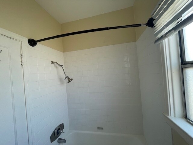 View of shower - 803 W Glenoaks Blvd