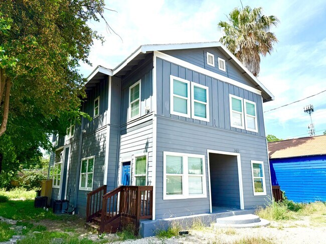 Primary Photo - 2422 W Commerce St