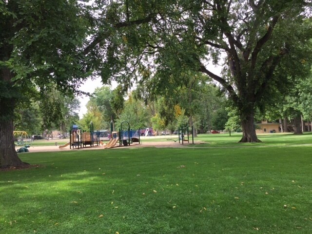 Building Photo - *MAXED OUT ON APPLICATIONS, NOT ACCEPTING MORE* Location, location, location. Great 4 bedroom one...