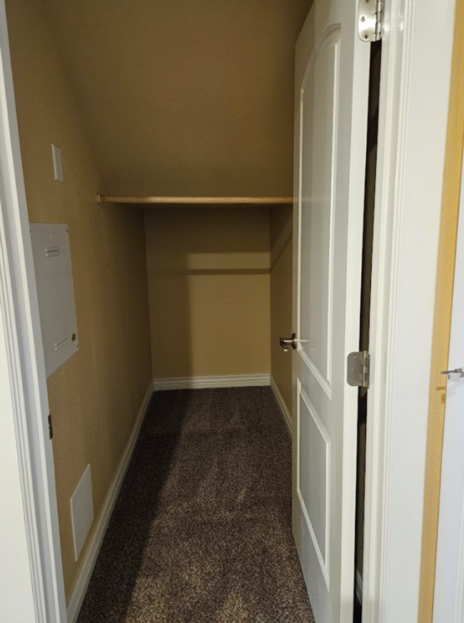 Building Photo - Centrally located 3bed/2.5bath townhome w/...