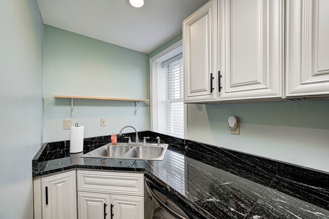 Building Photo - FULLY FURNISHED - Move in ready 1 bed & 1 ...