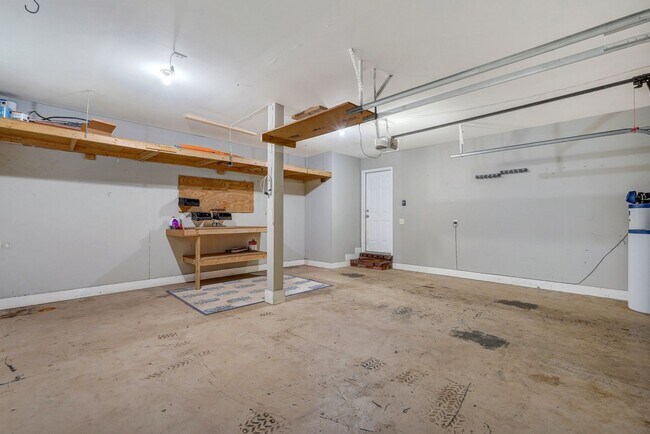 Building Photo - Richmond Hill Beauty: 4-Bedroom Home with Stunning Lagoon Views!