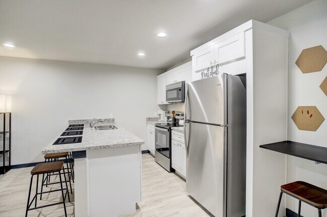 Building Photo - 3448 Elgin St