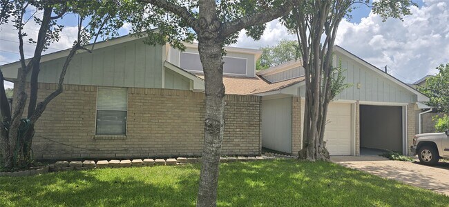Building Photo - 15923 Boulder Oaks Dr