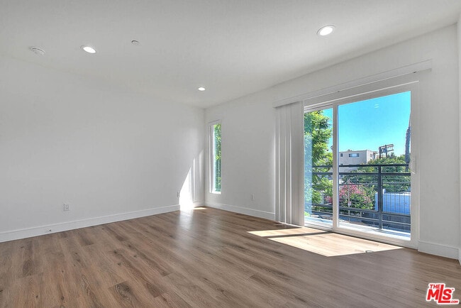 Building Photo - 1013 N Wilton Pl