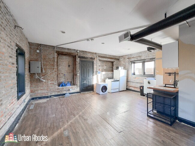 Building Photo - 639 N Troy St