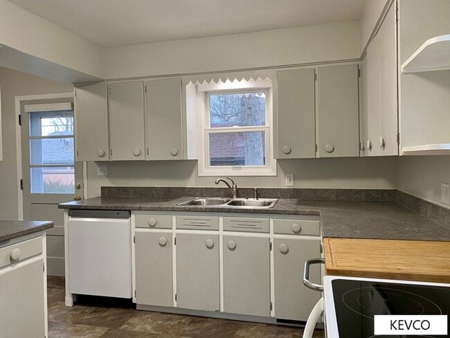 Building Photo - Fantastic House Near City Park