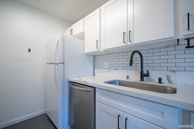 Building Photo - $2,900 / 2 BED / 1.5 BATH / 2 PARKING Condo in Ewa Gentry