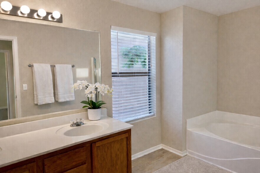 Master bathroom - 9125 E Plata Ave