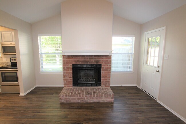 Building Photo - Coming Soon! Updated 3 Bedroom, 2 Bathroom home in Whitehouse ISD!