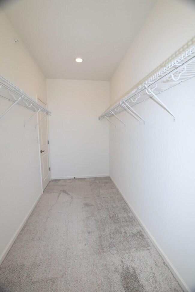 Building Photo - 2945 Showplace Dr