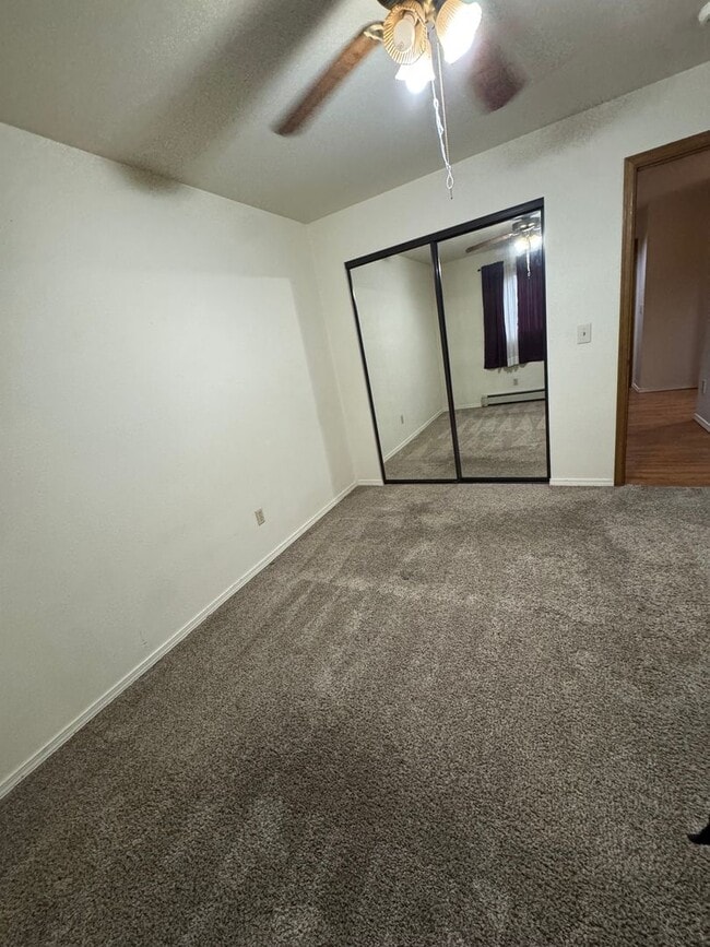Building Photo - 2 bed/ 1 bath condo in UMED