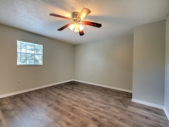 Primary Photo - Very nice large 5 bedroom/3 bathroom home ...