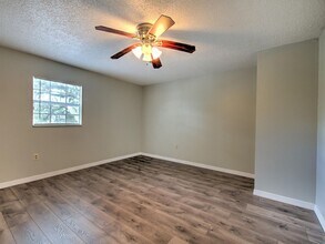 Building Photo - Very nice large 5 bedroom/3 bathroom home ...
