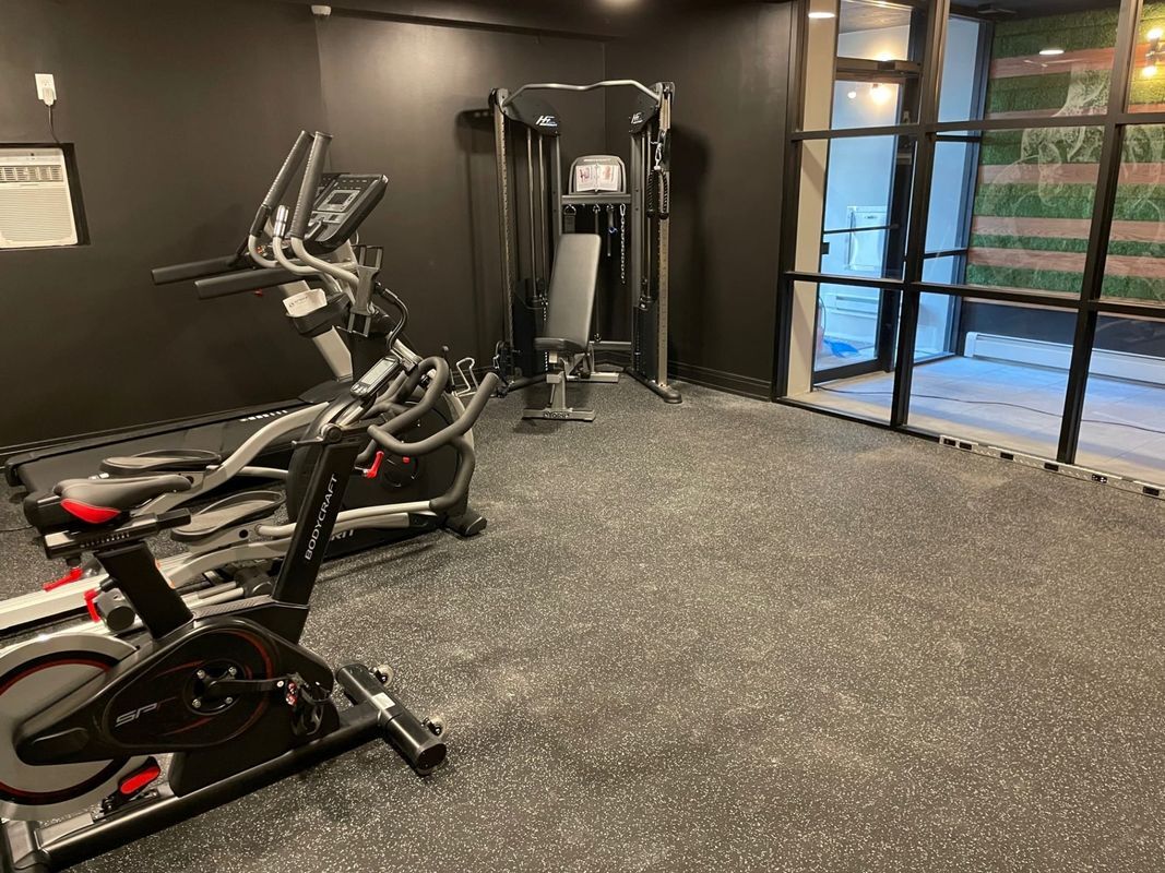 Building Photo - 6040 N Sheridan Rd