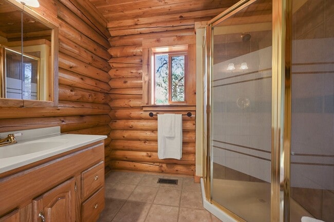 Building Photo - 3 bed 2 Bath Log Home on 2 Acres in Florissant