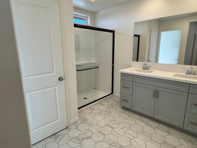 Building Photo - For Lease | Spacious 4-Bed + Den & Loft | ...