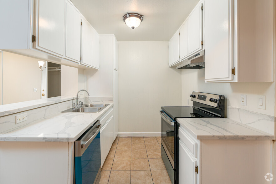 1BR, 1BA - 625SF - Kitchen - Sherman Grove Apartments