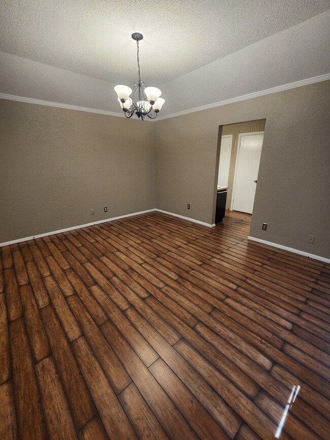 Building Photo - 3 bed 2 bath 2 car garage, move in ready!