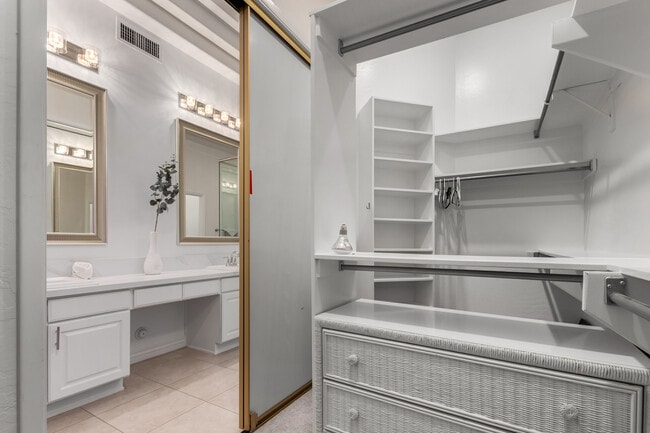 Building Photo - 6711 E Camelback Rd