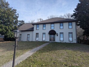 Building Photo - Spacious 4 bedroom 3.5 bath Home in Mallard Creek