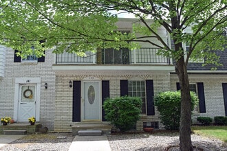 Building Photo - Sharp 2 bedroom, 2 1/2 bath with basement ...